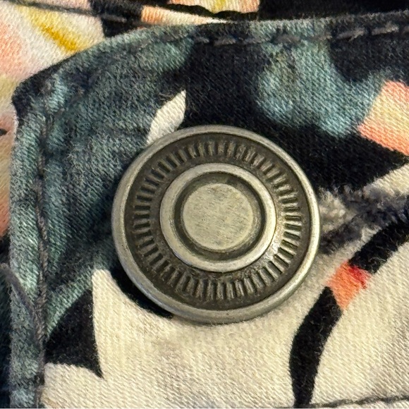 Suko Jeans Women’s Jean Shorts Floral Size 14 - Picture 3 of 14